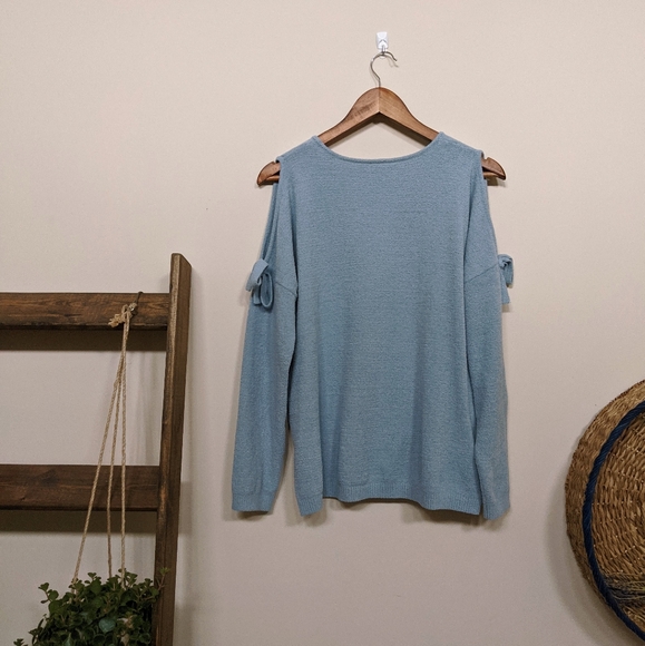 Pale blue slitted shoulders S long sleeves - Picture 2 of 6